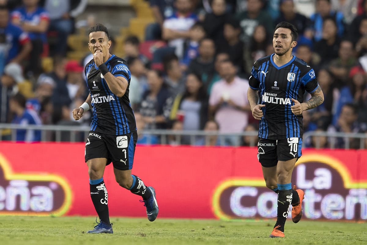 Al minuto 88 el delantero brasileño Camillo Sanvezzo (izquierda) marcó el primer gol del Querétaro cuando el empate parecía inmodificable.