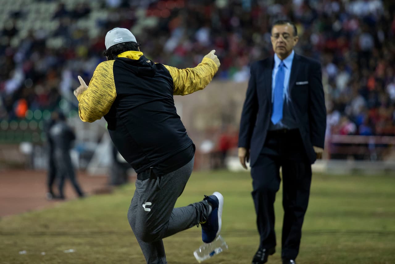 Incluso, hasta Maradona tuvo tiempo para dominar un vaso de cerveza durante el juego de vuelta en el estadio Carlos Vega.