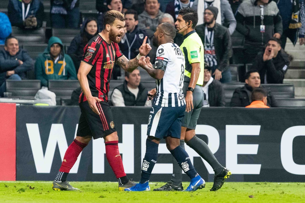 Pero los minutos transcurrían y el Atlanta United no lograba hacerle mella a Rayados y lo que sucedía es que escalaba la frustración. Aquí Dorlan Pabón discutiendo con Michael Ambrose tras una dura jugada.
