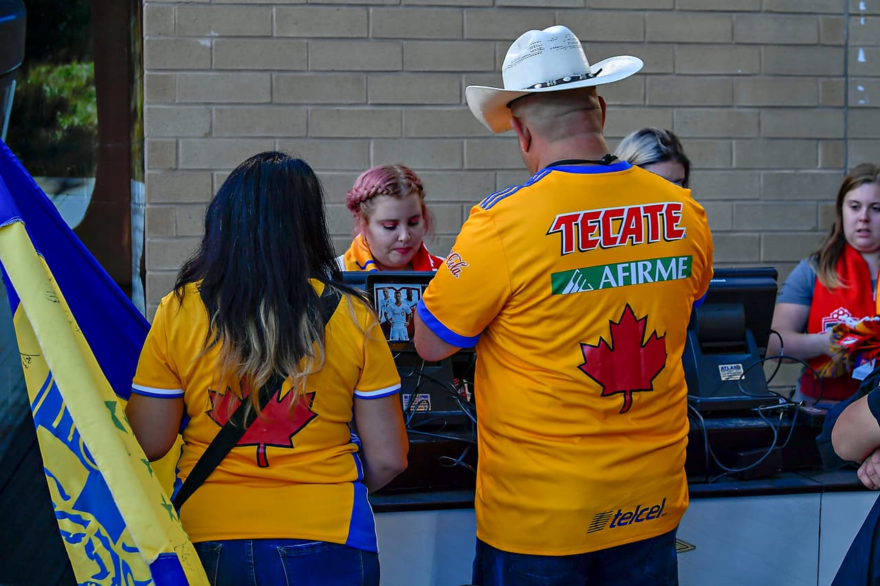Este aficionado y su pareja dejan claro su fanatismo por Tigres, pero al mismo tiempo con una hoja de maple en la espalda, el símbolo de la bandera canadiense.