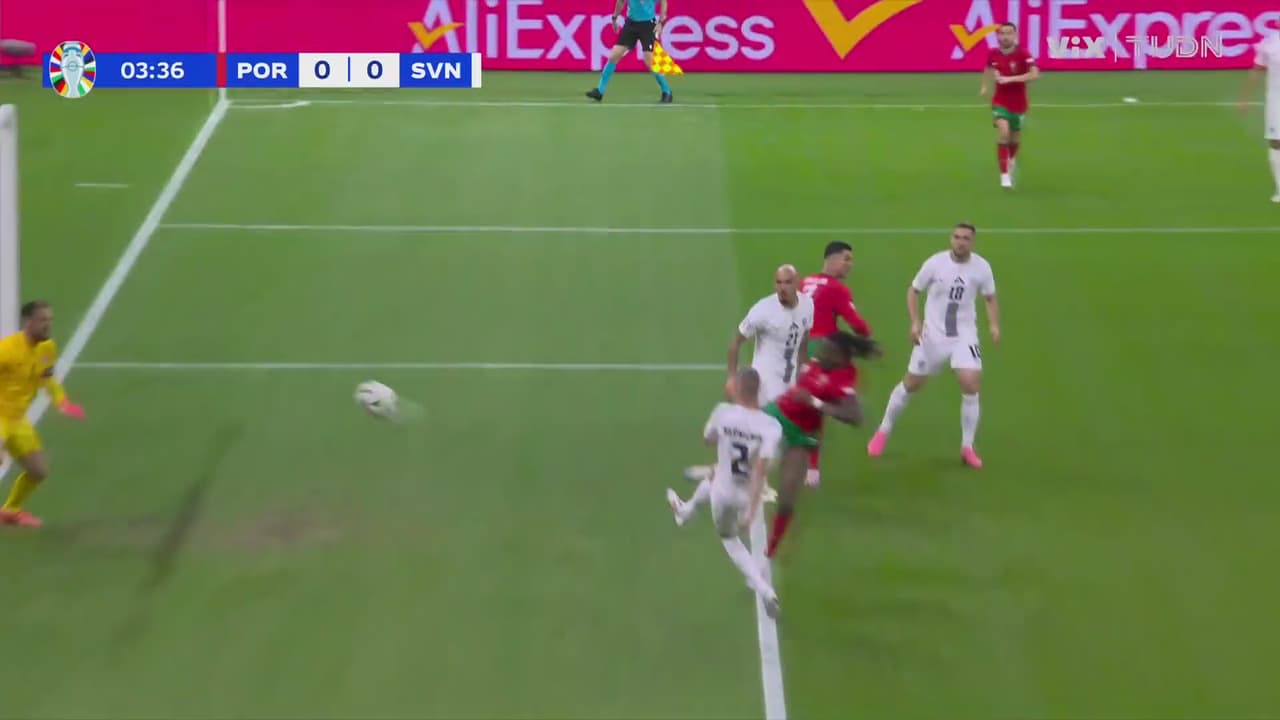 ¡Centro peligroso buscando a Ronaldo y la defensa eslovena la revienta!