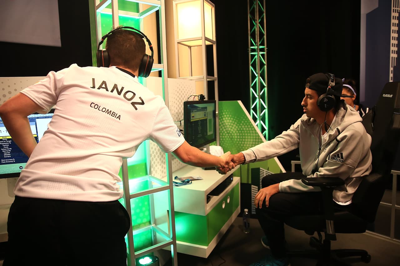 En cambio, el colombiano Javier 'Janoz' Muñoz obtuvo su cupo a cuartos de final tras un triunfo propio y una derrota del francés 'Rafsou'.