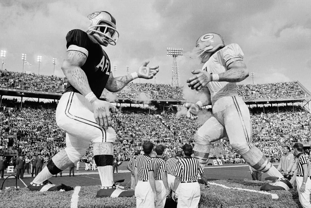 Miami, en diferentes estadios, ha sido sede de la fiesta más grande del deporte en Estados Unidos. La historia comienza con el Super Bowl II, fue el año de 1968 en el Orange Bowl Stadium, donde los Green Bay Packers se impusieron ante Oakland Raiders 33-14. El MVP fue B. Starr.