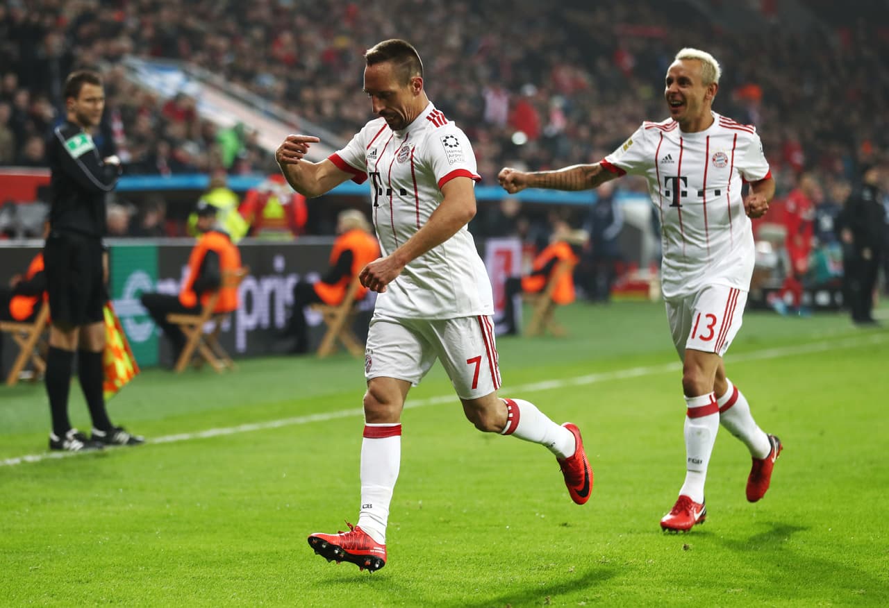 El francés definió al palo del portero y la pelota se metió casi tocando la base del vertical.