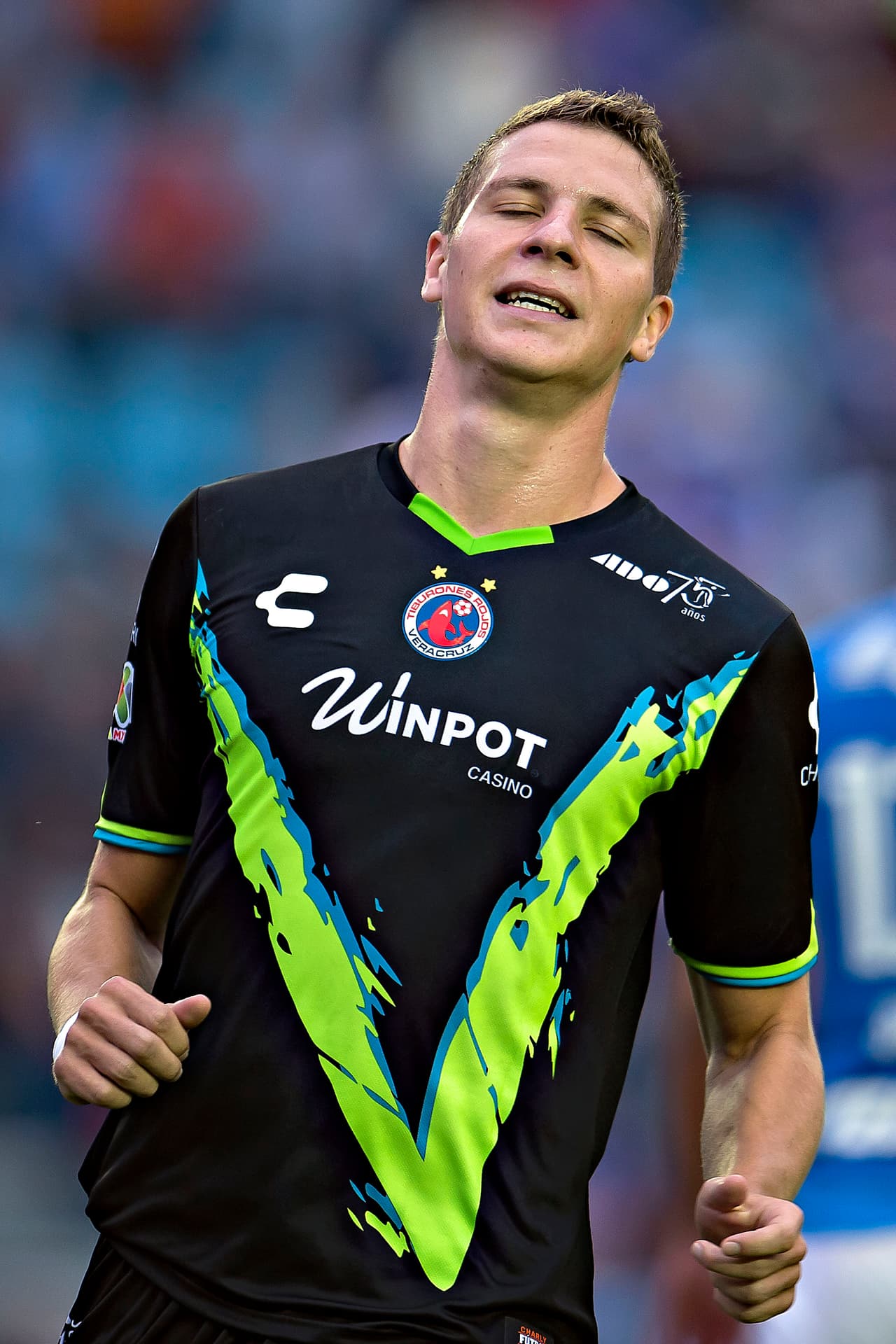 Julio Furch.- El delantero inició en el cuadro titular de Carlos Reinoso, y aunque el equipo de Veracruz no logró la victoria en el estadio Omnilife, el jugador logró anotar de gran forma al minuto 82 a pase de Daniel Villalva para alcanzar el empate 2-2 ante las Chivas.