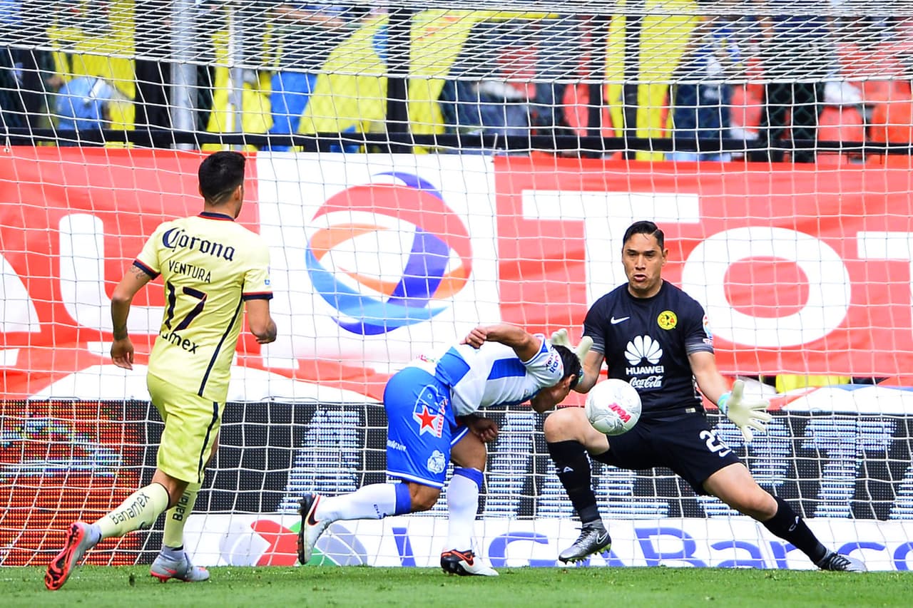 Moisés Muñoz.- El portero de las Águilas del América estuvo atento a todos los ataques del Puebla, y en algunas ocasiones, con un poco de suerte, pudo atajar varios balones que estuvieron muy cerca de entrar a favor de los poblanos, logrando dejar en cero el marcador ante el equipo de la Franja.