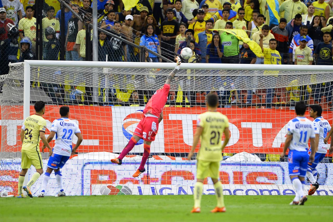 Cristian Campestrini.- El arquero del Puebla logró desviar y detener todos los intentos del equipo del América, a pesar de que el partido termino en un empate 0-0, Cristian fue fundamental para evitar que el puebla se fuera sin puntos del Azteca.