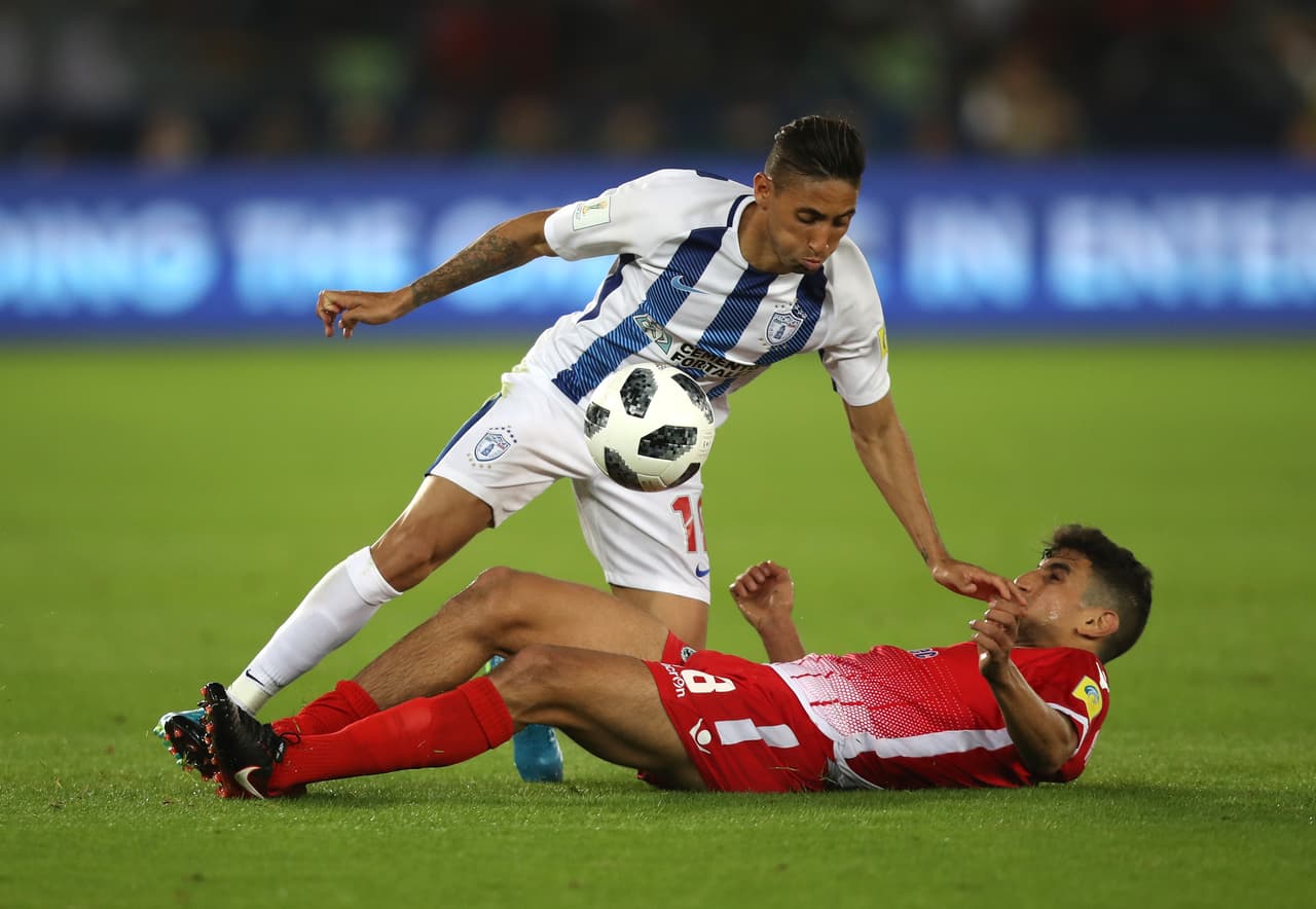 Otro de los que intentaba fue el uruguayo Jonathan Urretaviscaya, por la banda derecha, pero sin éxito hasta el segundo tiempo extra.