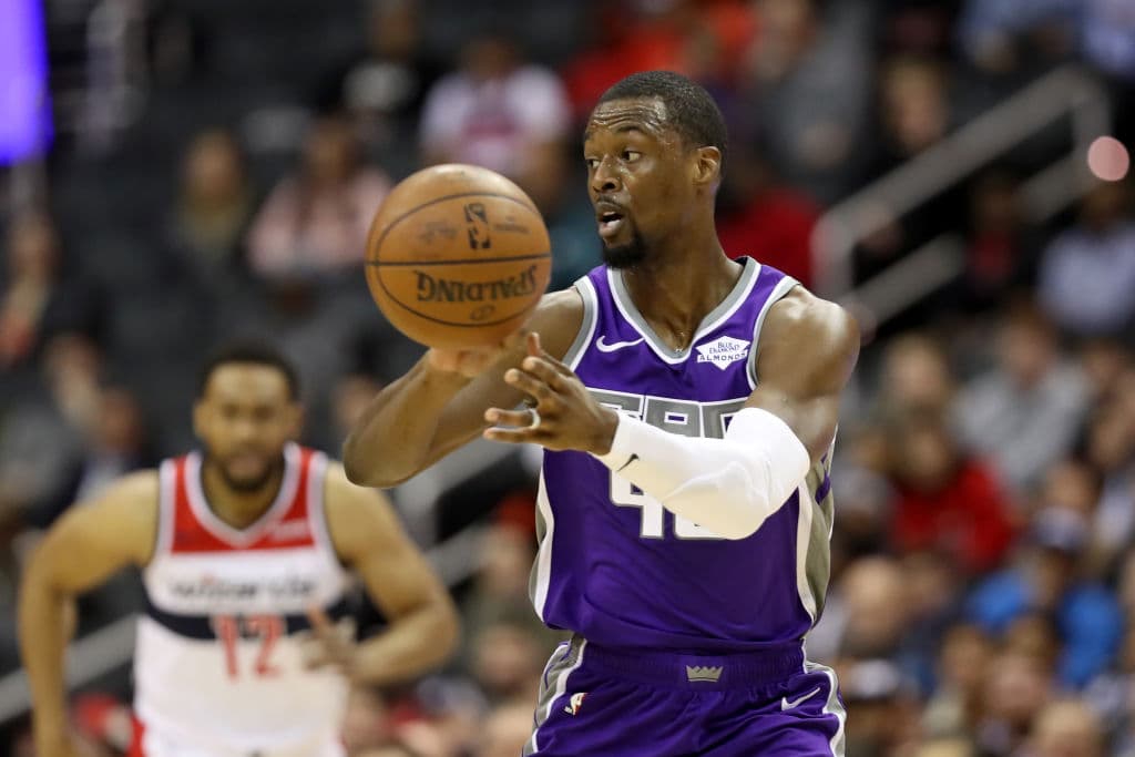 Tras haber sido cambiado la campaña anterior desde los 
<b>Dallas Mavericks</b>, 
<b>Harrison Barnes</b> decidió quedarse con los 
<b>Sacramento Kings</b> a razón de cuatro temporadas y 85 millones de dólares.