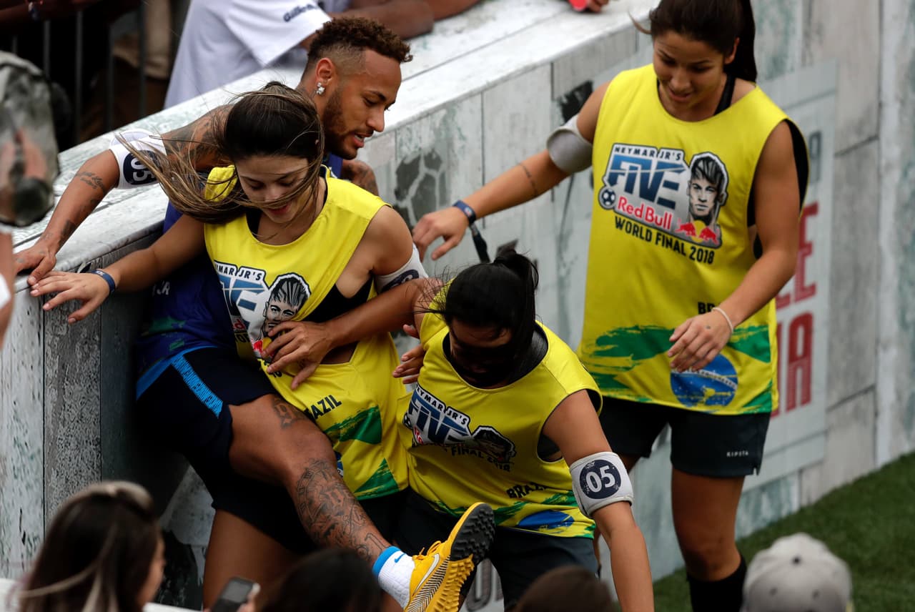 "Que el fútbol sea más abierto", dijo Neymar luego del partido con las mujeres, en que el equipo brasileño fue el ganador.