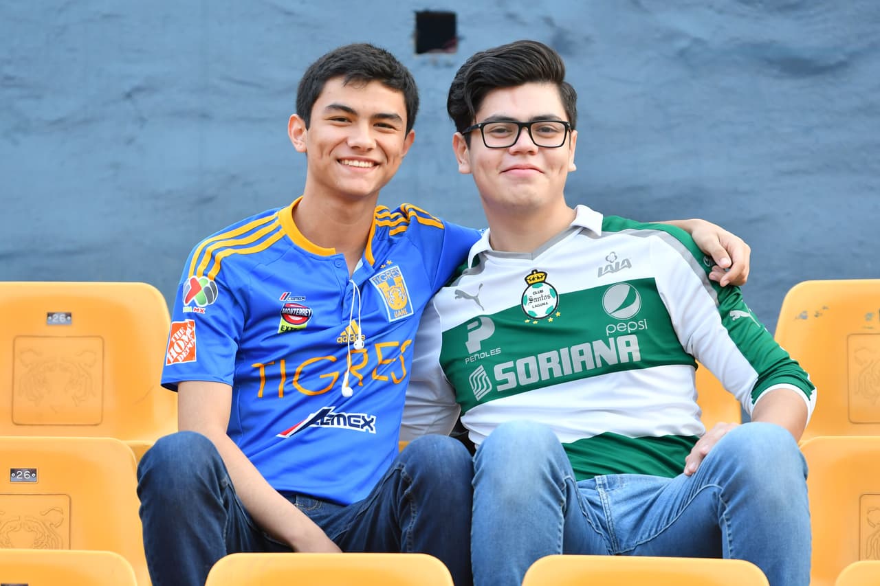 Los fanáticos de Tigres y Santos disfrutan en el Estadio Universitario la antesala del partido por la Jornada 5 del Clausura 2019.