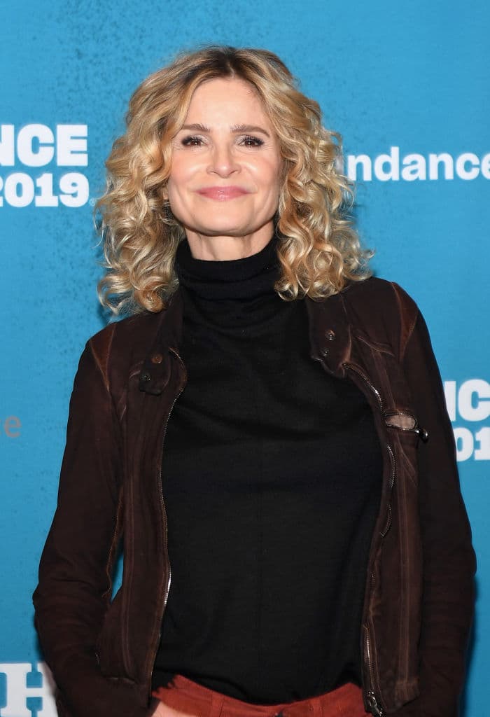 Door to Door (2002) - Basada en una historia real. En 1955, Bill Porter, tratando de seguir los pasos de su padre, solicita trabajo como vendedor ambulante en la compañía Fuller Brush, a pesar de sus dificultades para hablar y caminar debido a la enfermedad cerebral que padece.
<br>