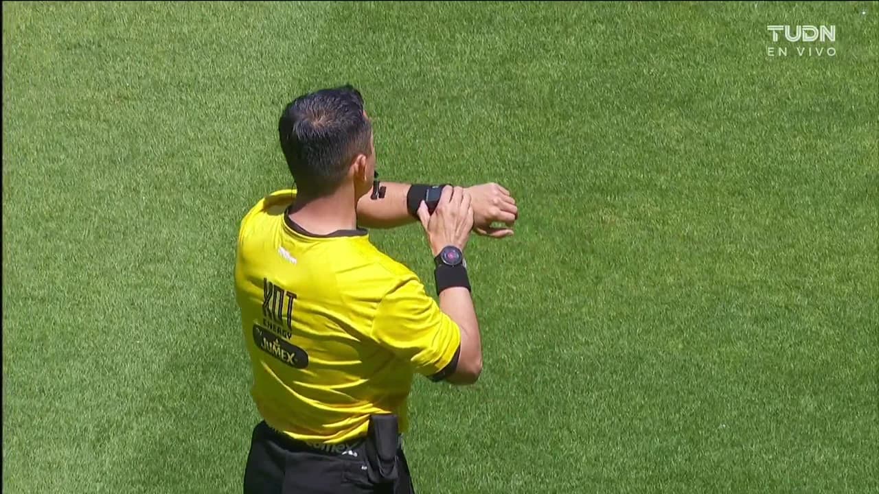 Arranca el partido y la pelota está en juego.