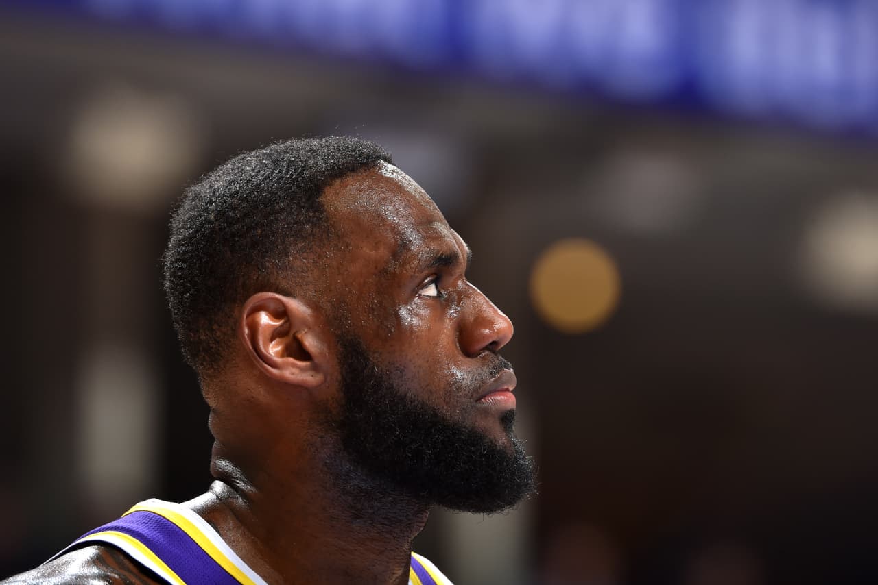 Aunque LeBron James logró un nuevo triple-doble, y entró en la historia como el único jugador en el Top 10 histórico de la NBA de asistencias y puntos, no fue posible evitar esta caída. Los playoffs están cada vez más lejos.