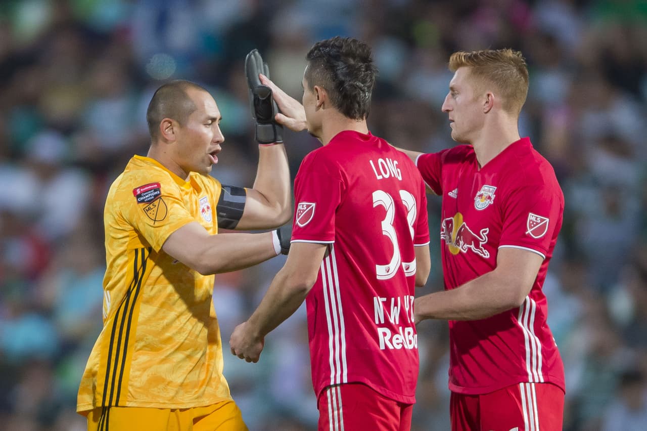Por conducto del austriaco Daniel Royer los Red Bulls mandaban 2-0 en el partido y empataban 2-2 el marcador global, luego del triunfo de los santistas en Nueva York en la Ida por 2-0.