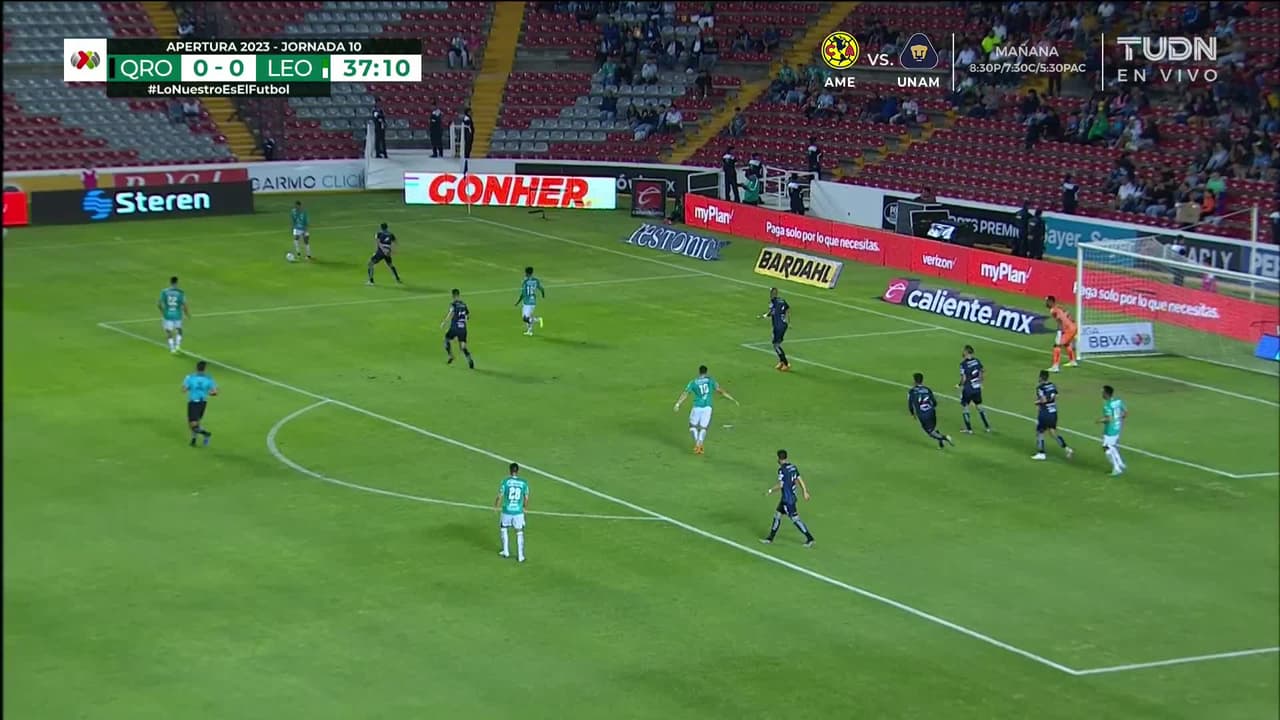 ¡CERCA! Federico Viñas disparó que se estrella en el poste.