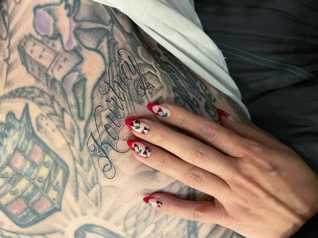 En abril de este año, el baterista se tatuó el nombre de Kourtney, eso ya lo hace oficial, ¿o no?