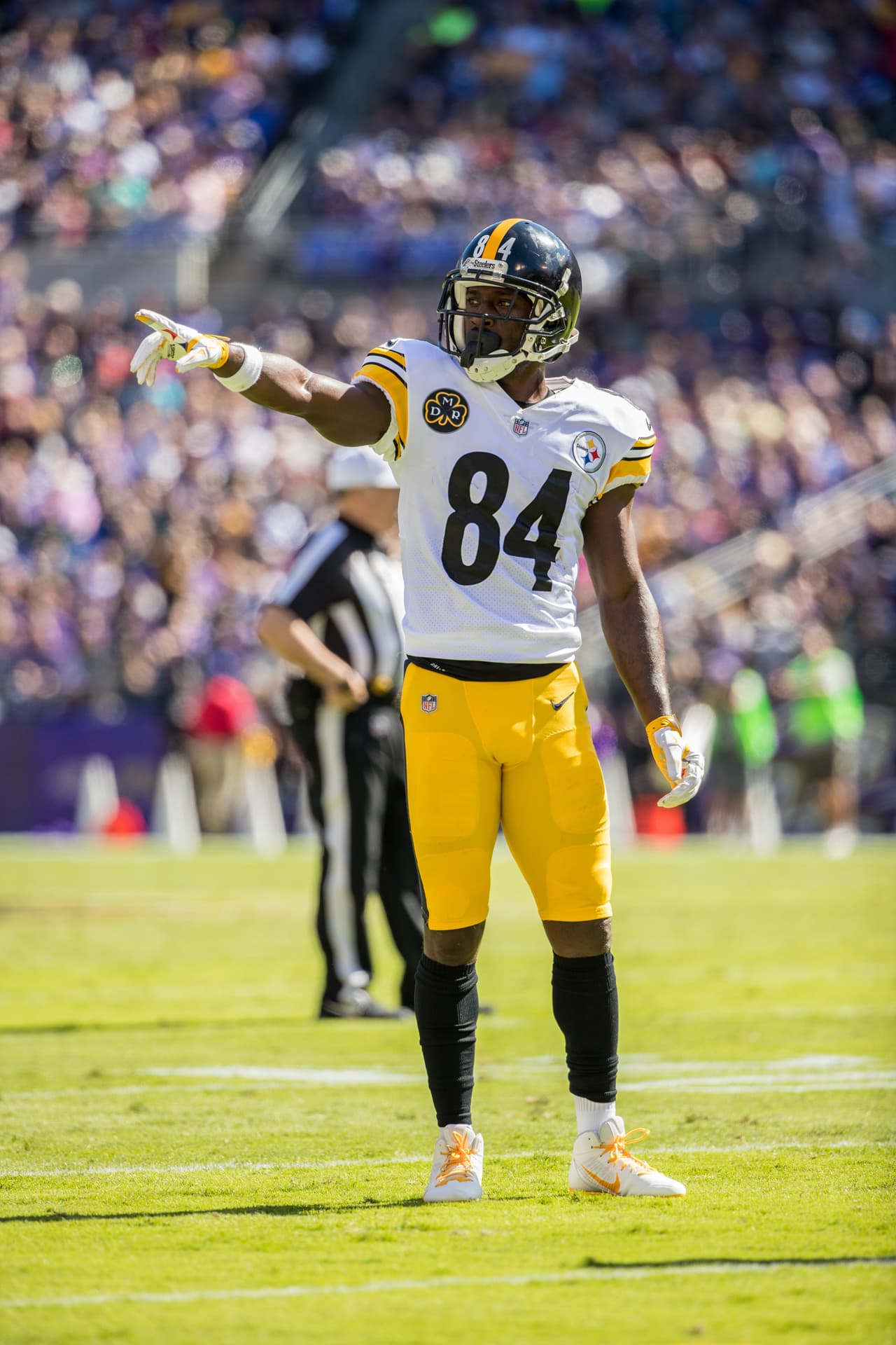 <a href="http://www.univision.com/deportes/futbol-americano/national-football-league/antonio-brown-se-enfurece-y-avienta-una-hielera-en-la-banca-de-los-steelers-video#rel" target="_blank">Antonio Brown aventó una hielera de Gatorade en la banca</a>, una exhibición de frustración lo suficientemente grande como para que todos sus entrenadores y compañeros fueran cuestionados al respecto.