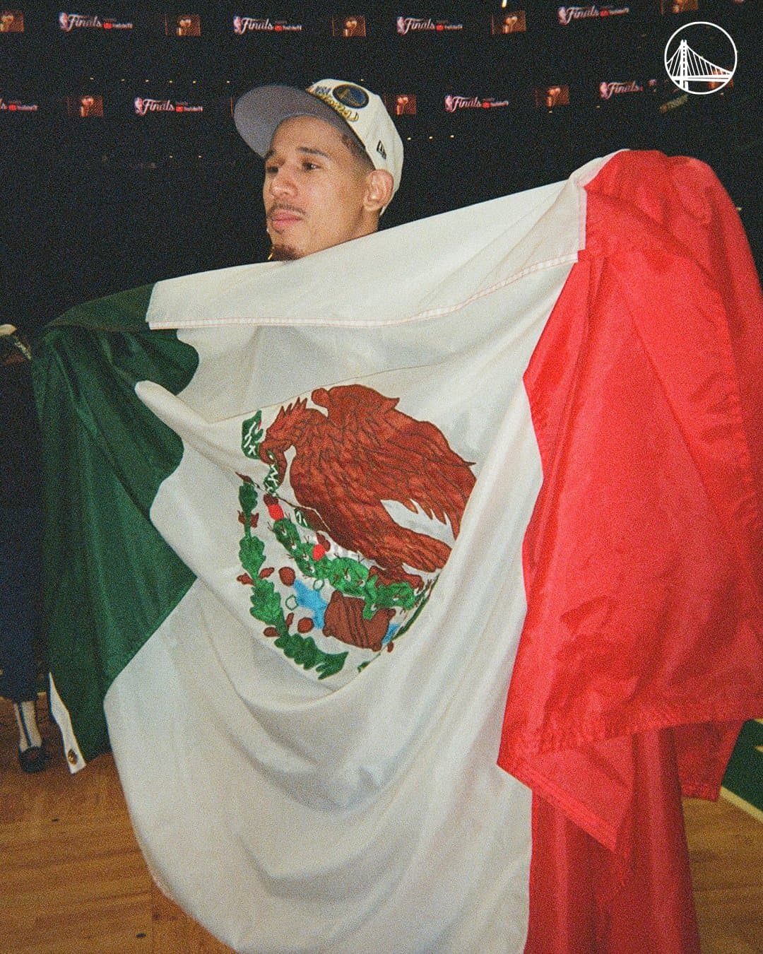 En las sesiones fotográficas de los Golden State Warriors tampocó faltó la bandera tricolor. 'JTA', como también se le conoce a Toscano, es el primero jugador con ascendencia mexicana en salir campeón de la NBA, el máximo circuito del baloncesto a nivel mundial.