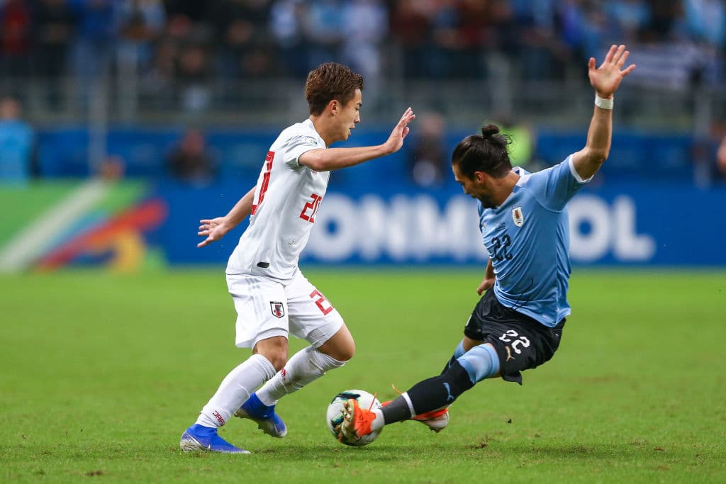 El japonés de 20 años Hiroki Abe (izquierda) ha llamado la atención del Barcelona en la Copa América, por lo que estará dispuesto a ficharlo para su filial en la "B" de España.