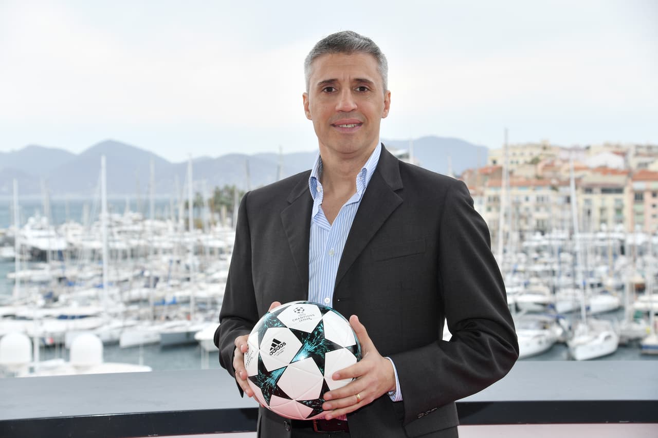 El goleador argentino Hernán Crespo regresa al fútbol, ahora desde el banquillo. El exgoleador de Lazio, Milán, Chelsea y la selección de Argentina dirigirá a Banfield y será presentado en enero.