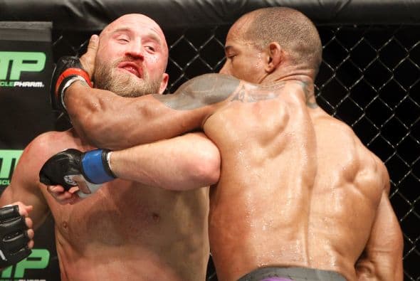 Héctor Lombard (34-4-1) vs Josh Burkman (27-10) en peso welter. La primera pelea del evento principal nos trajo al cubano Lombard buscando extender su racha de dos triunfos en las 170 libras. El vencedor es Héctor Lombard (35-4-1) por decisión unánime (30-27, 30-27, 29-28).