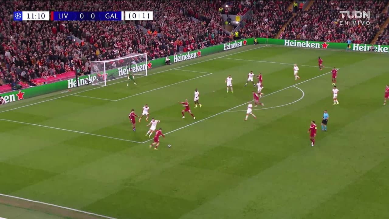 ¡TIRO ATAJADO! disparo por Hugo Ekitiké.