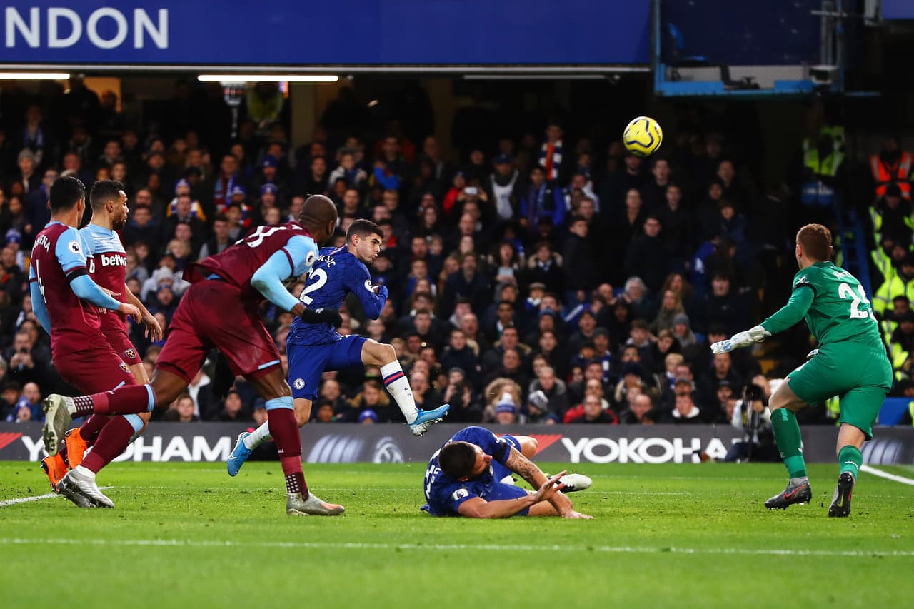 A pesar de su valor y su aparente inexperiencia, Manuel Pellegrini optó por él ante la ausencia Lukasz Fabianski por lesión y lo puso por encima del español Roberto.