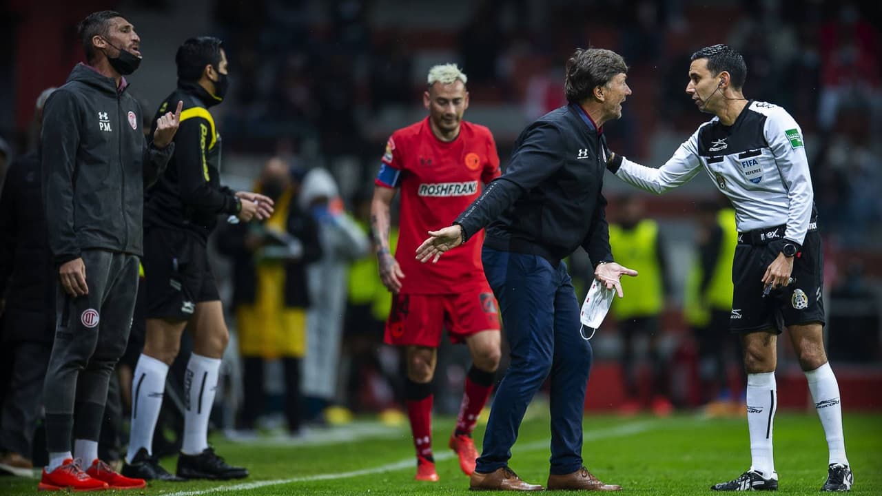 Cristante es expulsado por patear a un jugador del Necaxa