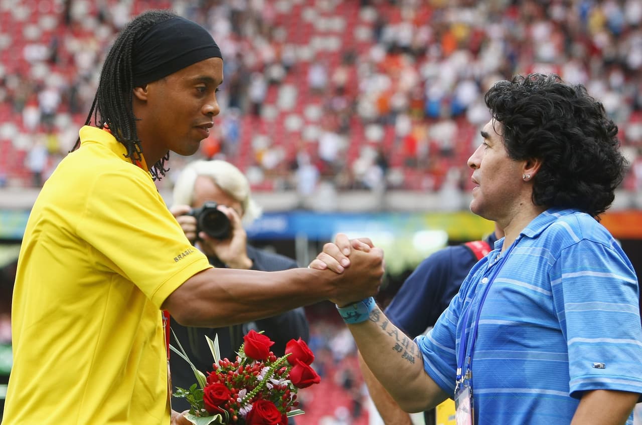 Muy a pesar de la disputa entre Brasil y Argentina, Ronaldinho jamás ocultó su admiración a Diego Maradona. Ambos fueron campeones del mundo con sus países.