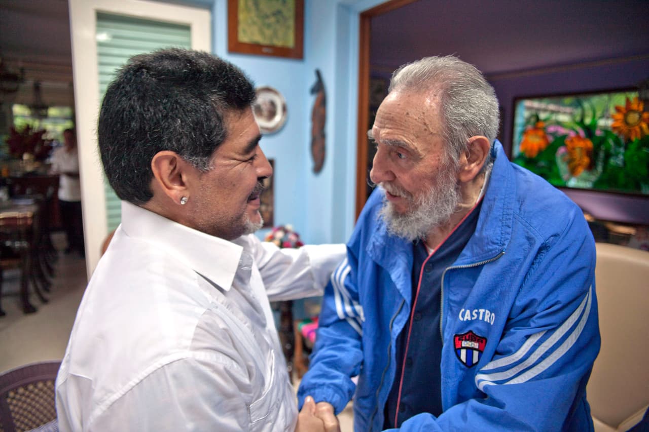 El apoyo de Maradona al chavismo viene desde que comenzó la prolongada amistad entre el argentino y el dictador cubano Fidel Castro, cuyo régimen en Cuba apoyo hasta su muerte.