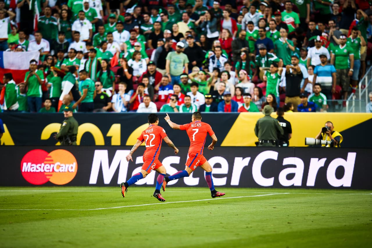 Eduardo Vargas y Edson Puch también se dieron un festín de goles con la defensa de México.