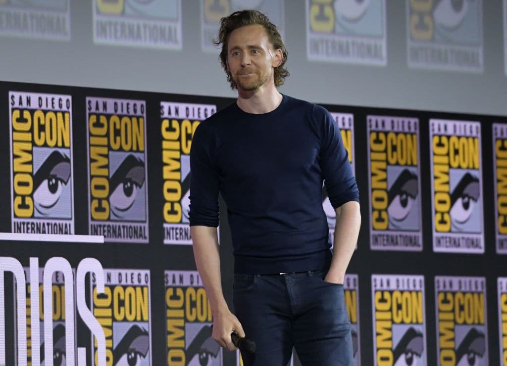 El ex soldado británico Jonathan Pine es reclutado por la agente Burr, de los servicios de inteligencia, para infiltrarse en la red de un traficante de armas internacional liderada por Richard Onslow Roper.
<br>