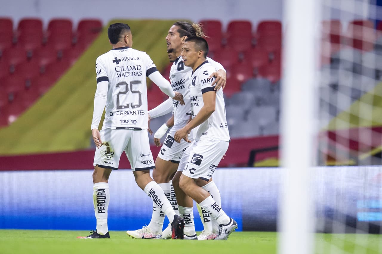 Desde los 12’ del juego, Doldán salió expulsado. Naveda (26’) marcó el primero para adelantar a las Águilas y Sepúlveda (45+1’) emparejó los cartones. En la recta final apareció Henry Martin (84’) para hacer el tanto de la victoria. Las Águilas llegaron a 13 unidades y son líderes; Gallos se quedó en 9. En la J7, América visitará al Atlas y Gallos recibirá al Puebla.