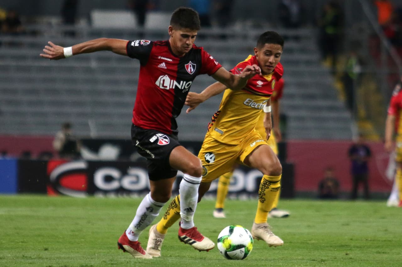 Comenzando la segunda mitad parece que lo charlado en el vestidor le funcionó al Atlas, al menos se notó una actitud diferente, producto de adelantar líneas y arriesgar un poco más.