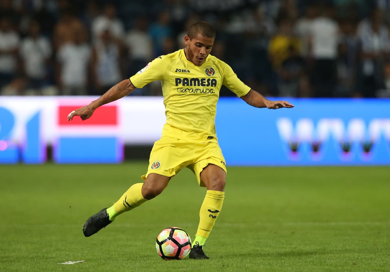 <br>Jonathan Dos Santos (foto), Marco Fabián y Nestor Calderón fueron expulsados seis meses de la selección mexicana luego de que se conociera que ocho jugadores de la Sub-23 de ese país llevaron a una prostituta a su hotel en México en 2011.
<br>