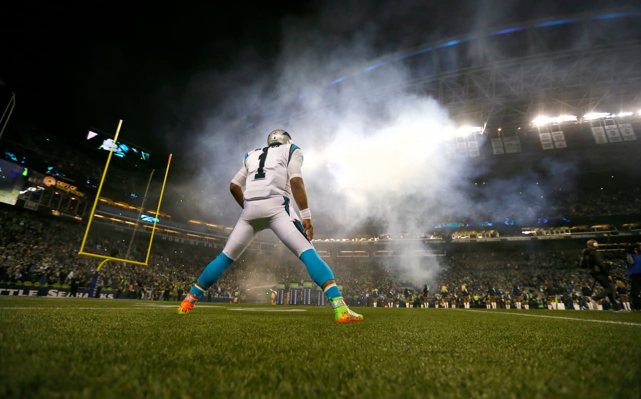 Las curiosidades y alegría de los fanáticos se mezclan con la energía de las porristas del fútbol americano de la NFL.