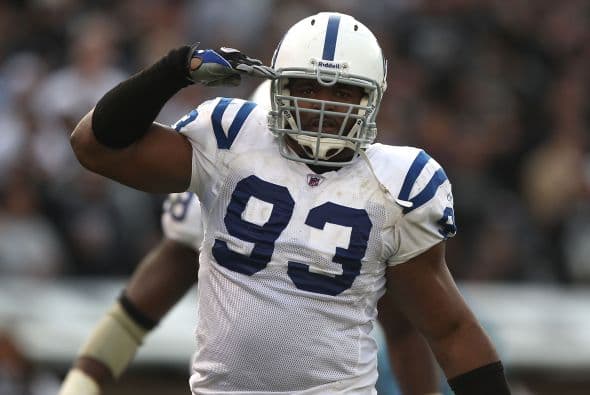 3. DWIGHT FREENEY, ala defensiva ¿Un regreso a Indianápolis sería algo loco? Freeney cuenta con 53 presiones combinadas en 372 jugadas la temporada pasada, de acuerdo con Pro Football Focus, pero el jugador de 35 años de edad aún no ha recibido atención. Podría ayudar a un equipo con falta de presión al quarterback. Freeney aún no quiere iniciar el reloj en su debate rumbo a Canton.