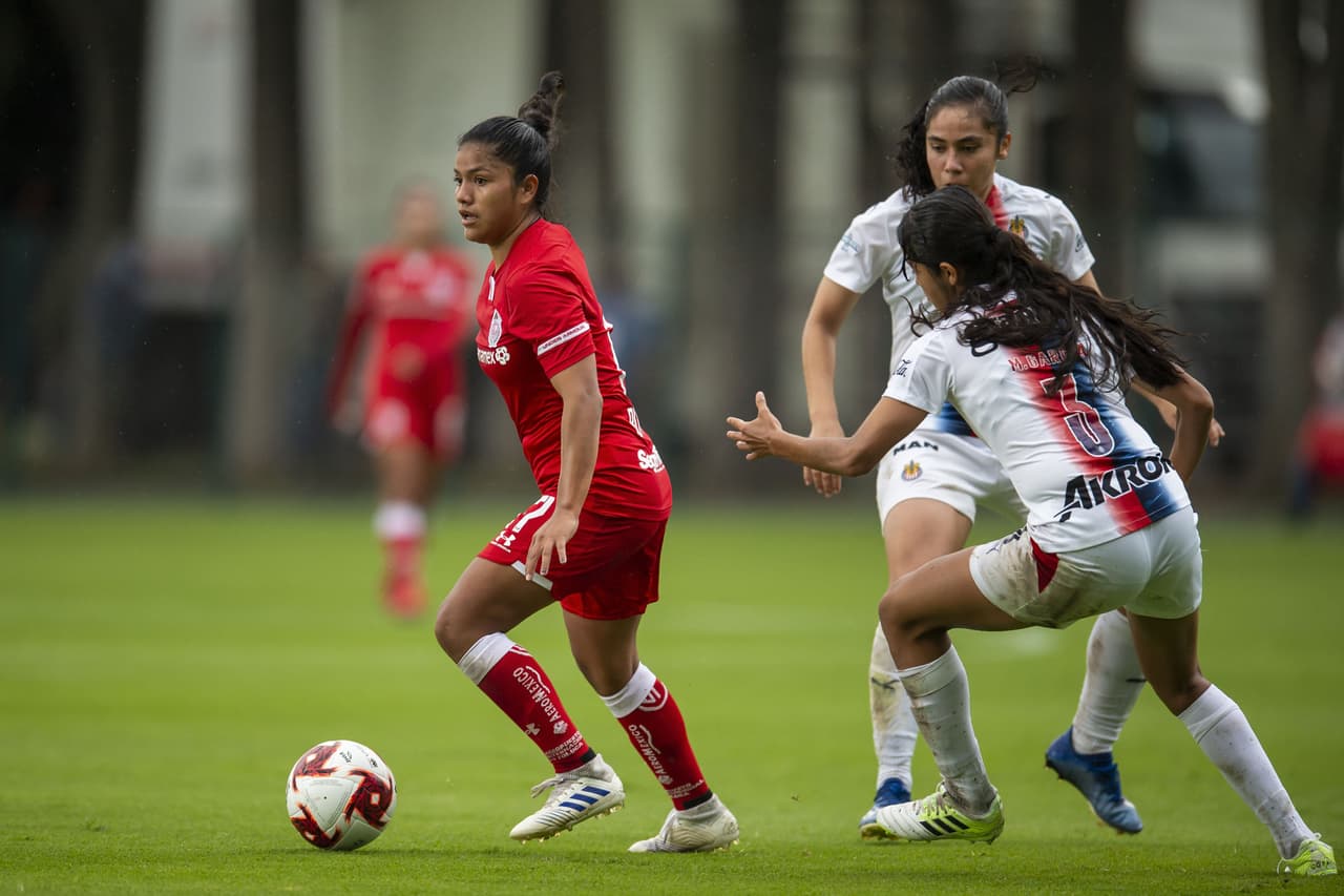 Las Chivas no se tocan el corazón y golean a las Diablas del Toluca para asegurar su lugar en la cima del torneo.