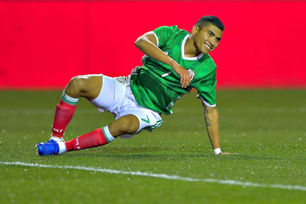 <b>ORBELÍN PINEDA</b> – El otro mediocampista de recuperación del Tri tenía un poco de más libertad para sumarse al ataque y acompañar las sociedades ofensivas que busca Osorio. El ‘7’ de Chivas se juntó con Damm, Lozano y Dos Santos, e incluso tiró un par de paredes con su compañero rojiblanco Pulido. Dos veces le pegó a portería pero no anduvo fino. 
<b>Calificación 7</b>