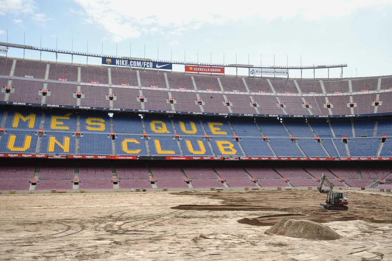 A poco más de un mes del inicio de la nueva temporada de La Liga, el F.C. Barcelona ha comenzado los trabajos en su estadio. El Camp Nou está mudando de césped y el progreso va como lo esperado para poder tenerlo en perfectas condiciones el día 4 de agosto cuando se juegue en Trofeo Joan Gamper ante el Arsenal.