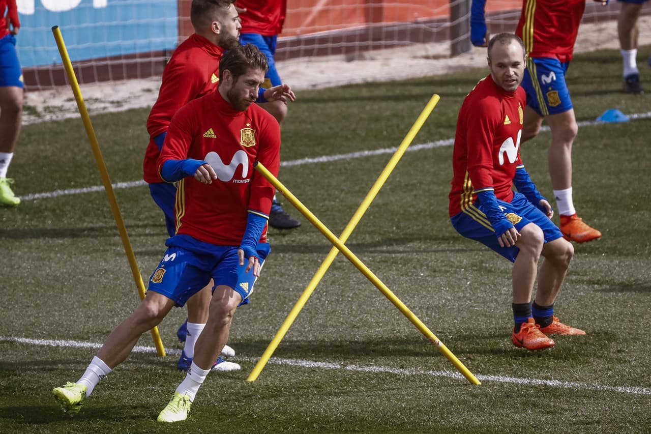 Sergio Ramos (Real Madrid C.F.) y Andrés Iniesta (F.C. Barcelona) - La Selección de España ya está concentrada en su totalidad en la Ciudad Deportiva de las Rozas, Madrid. El viernes juegan contra Israel por la eliminatoria y luego jugarán un amistoso con Francia.