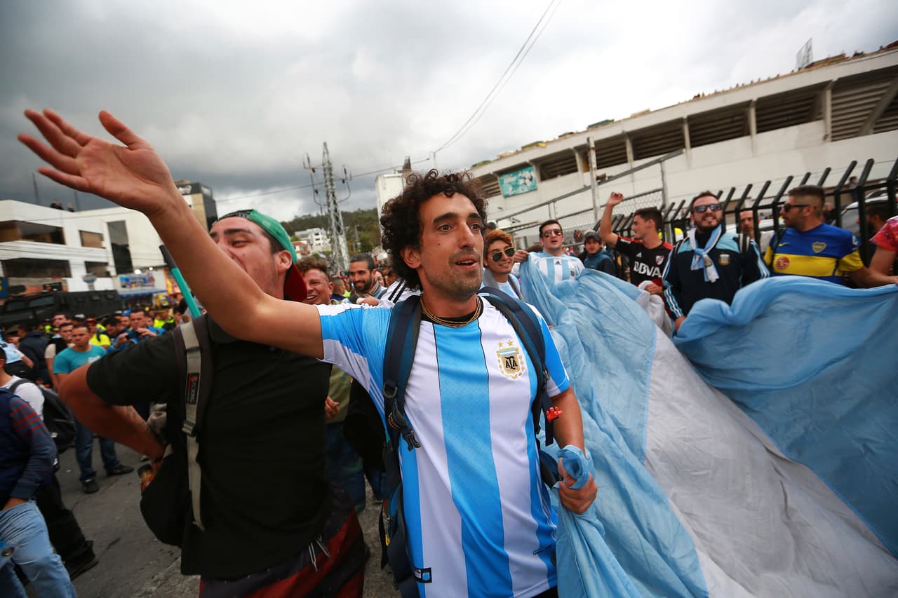 Los argentinos en Quito siguieron con fe a sus seleccionados con la obligación de sumar como visitantes para soñar con Rusia 2018.