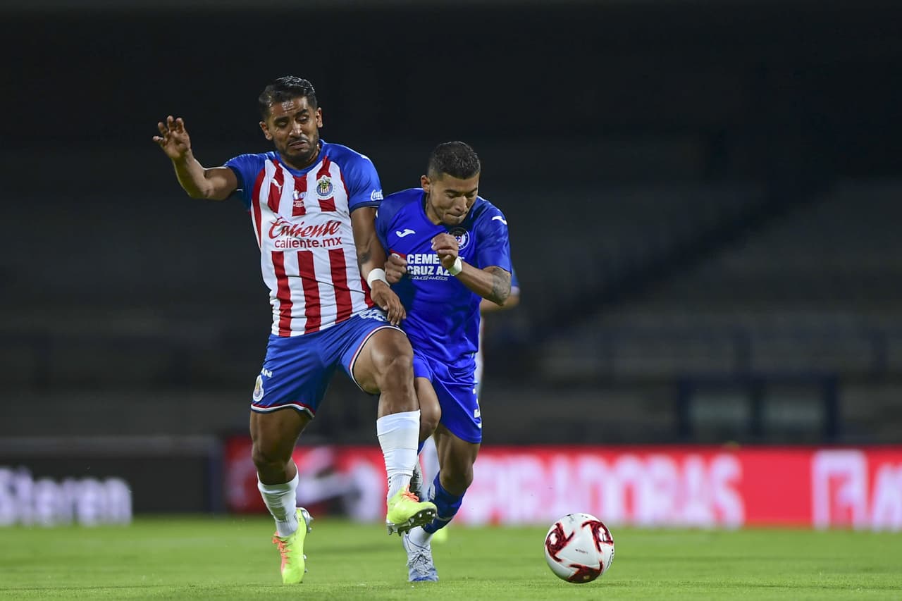Las llegadas se comienzan a cebar y el partido se empieza a jugar solamente n el mediocampo.