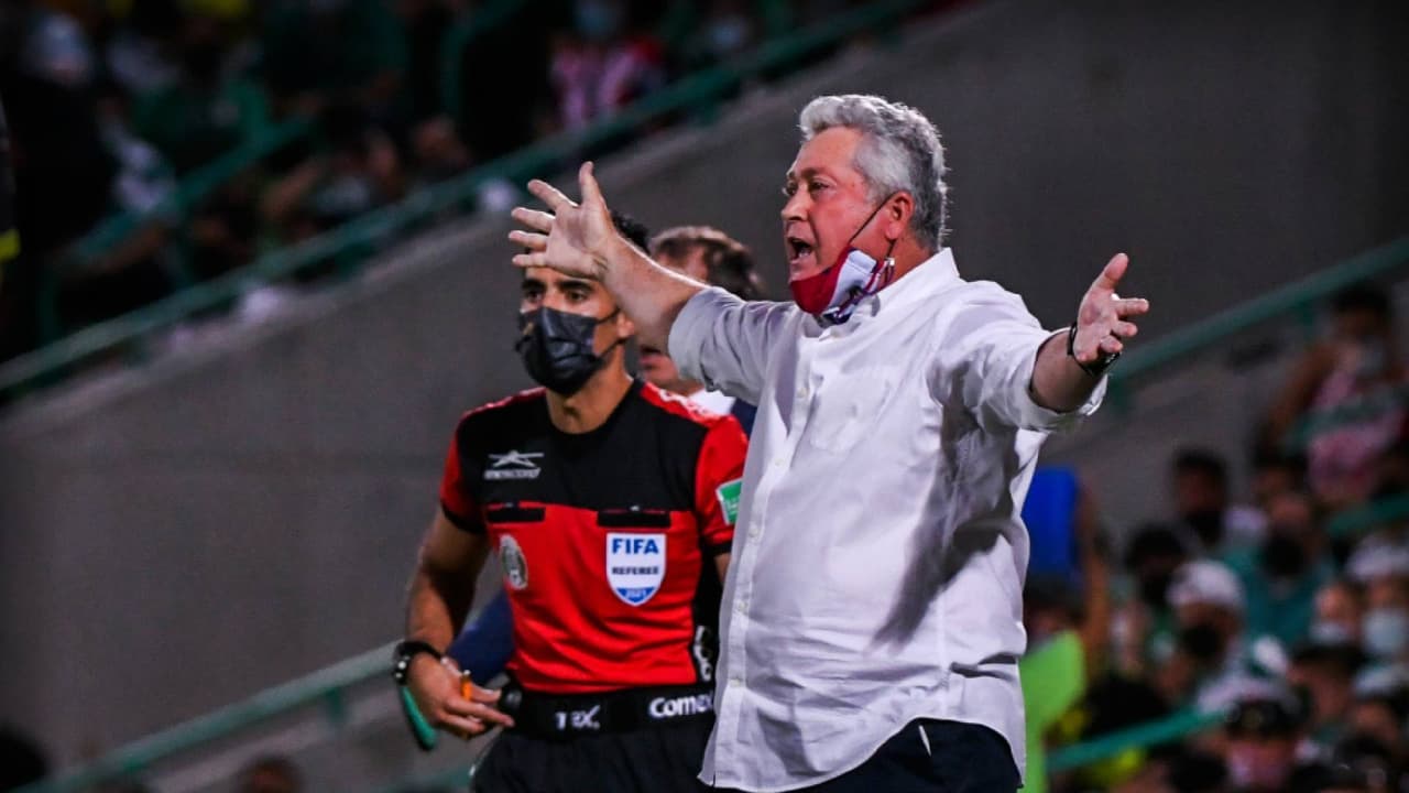 Vucetich sentencia que le daban coraje los gritos de fans Chivas