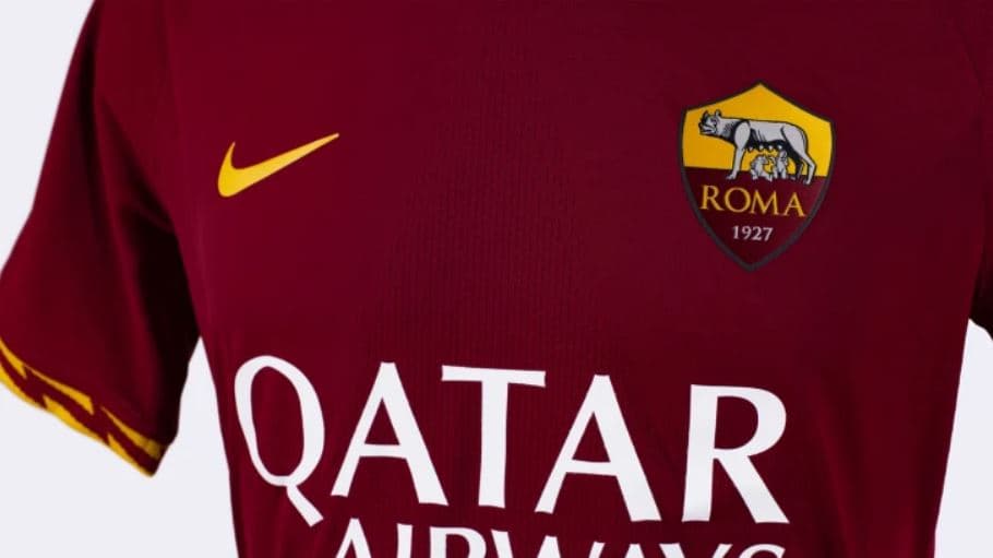 Sencillamente hermosa, así es la nueva piel de la A.S. Roma para la próxima temporada. El clásico color grana de la Loba se mantiene, pero también va acompañado de unos detalles en el cuello y puños que hacen referencia a Júpiter, el principal dios de la mitología romana y a la magia de la capital italiana.