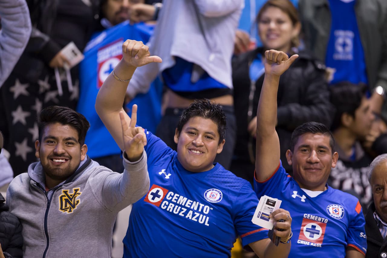 La belleza de las animadoras y el colorido de los fanáticos en los partidos de Cruz Azul contra Puebla y de Atlas contra Tampico Madero le dieron un sabor diferente a la jornada de la Copa MX.