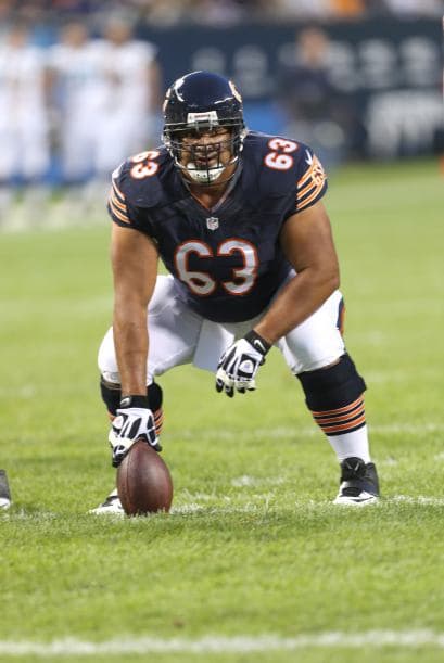 Roberto Garza ayudó de manera potencial a que su mariscal de campo, Jay Cutler, comandara a los Osos a la victoria ante los Minnesota Vikings 21-13. La línea ofensiva no permitió ninguna captura del QB y abrió los huecos para que Chicago corriera 138 yardas. Mira sus mejores imágenes. (AP-NFL)
