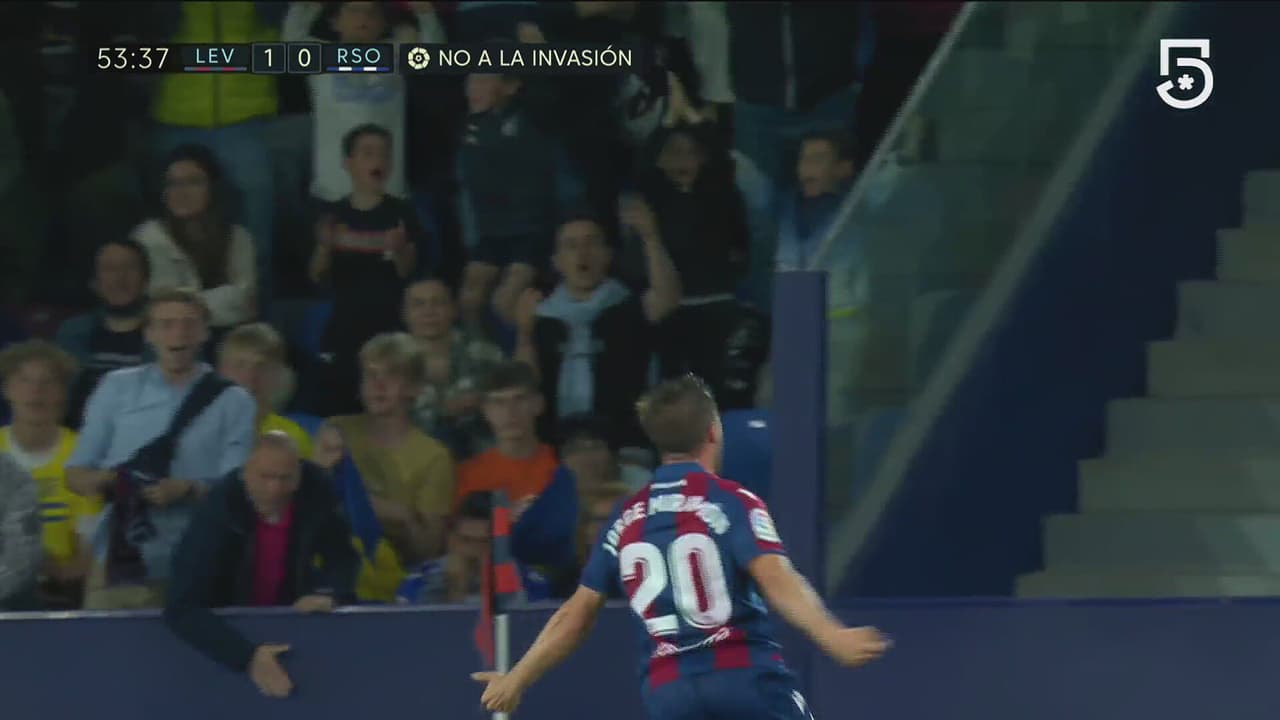 ¡Explota la afición! Miramón no falla y adelanta al Levante 1-0