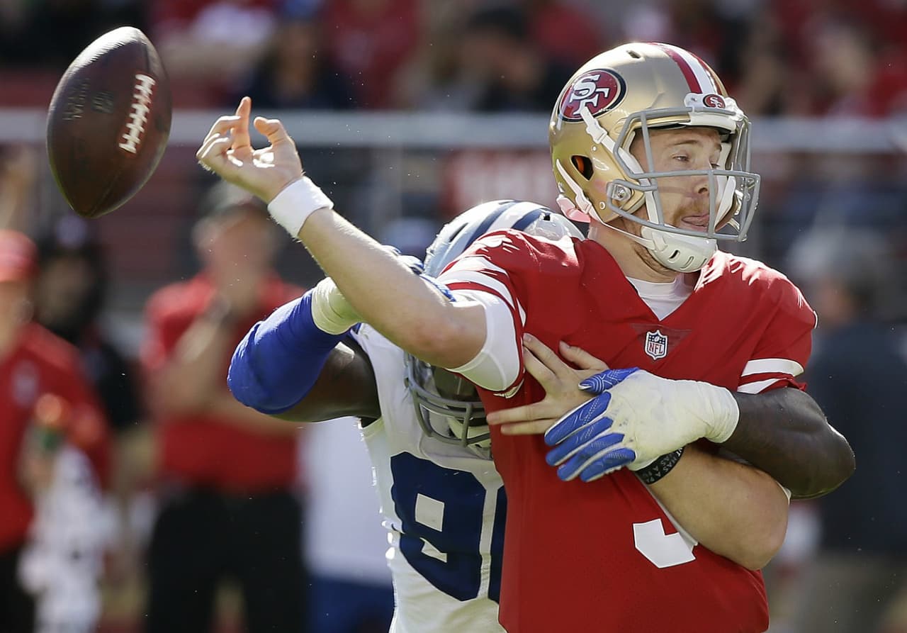 Mientras que C.J. Beathard, en su debut como titular de San Francisco, sufrió de más y hasta soltó dos balones.